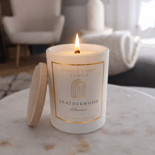 Świeca sojowa M - Leatherwood Haven