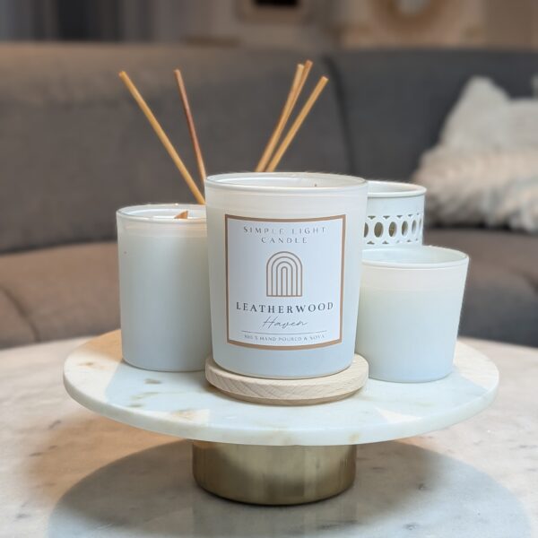 Świeca sojowa L - Leatherwood Haven