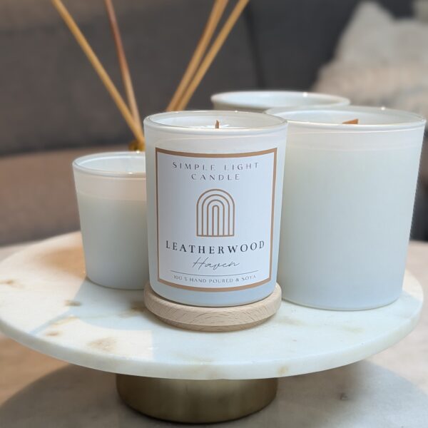 Świeca sojowa M - Leatherwood Haven